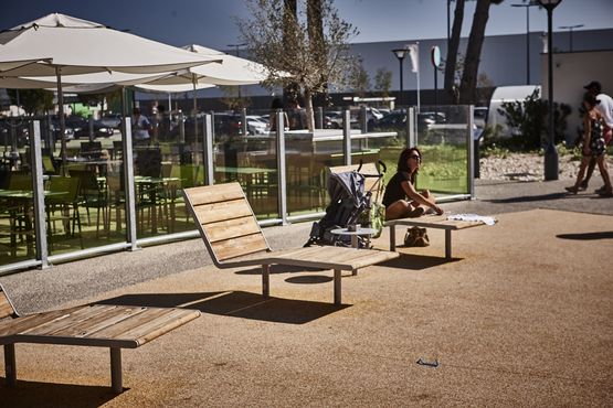 Chaise longue en acier galvanisé et bois de pin Linax pour espaces urbains | APRIL 766.900C  - produit présenté par PRO URBA