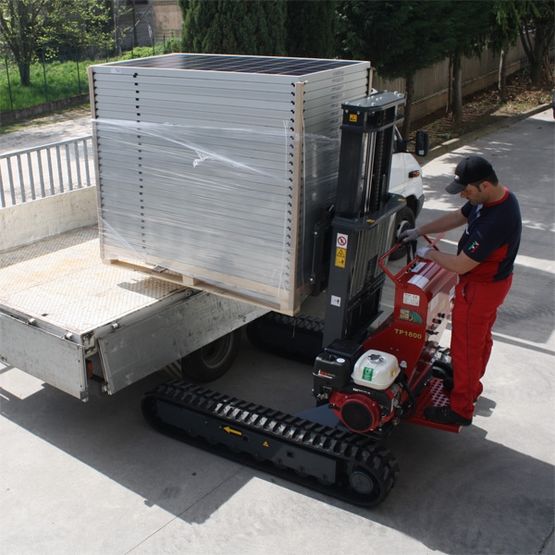 Chariot élévateur sur chenilles pour caissons et palettes | TP1800 - produit présenté par HINOWA