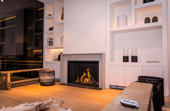 Cheminée à gaz avec simple face verticale bûches en céramique | True Vision 1150V  - produit présenté par BEST FIRES