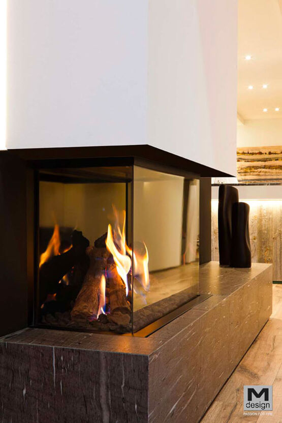 Cheminée gaz à double coin avec bûches en céramique et fond du foyer en acier ou miroir noir ou fonte | True Vision 850 DC  - produit présenté par BEST FIRES