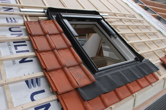Chevêtre universel pour pose de fenêtre de toit sur panneaux de toiture | Uni Access