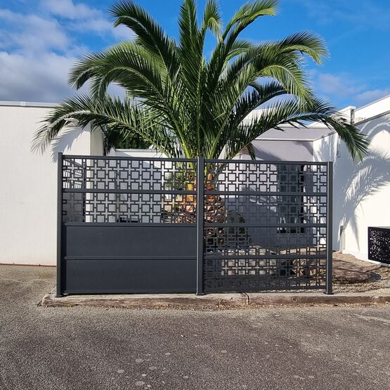 Claustra en aluminium modulable avec décors personnalisables pour se protéger du vis-à-vis  - produit présenté par KOSTUM  MAISON CADIOU