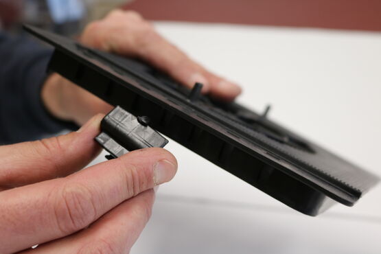  Clip de fixation pour profilés de finition clipsables  - JOUPLAST