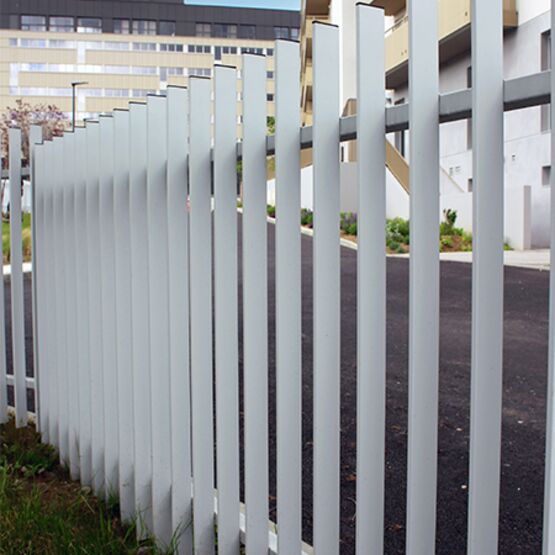  Clôture barreaudée moderne | ALLUR - Clôture métallique