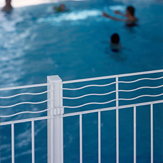 Clôture en acier pour piscines | Aquaclo - produit présenté par NORMACLO
