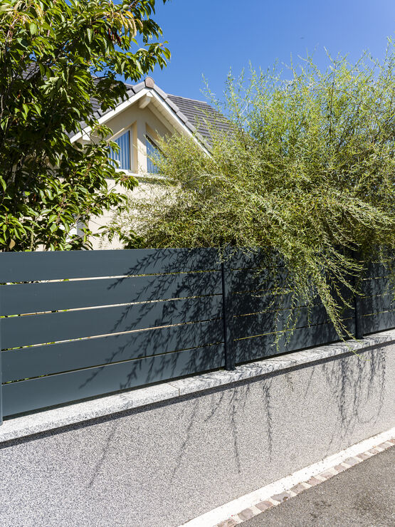 Clôture en aluminium contemporain | MAEZ - produit présenté par KOSTUM  MAISON CADIOU