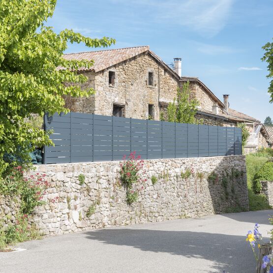 Clôture en aluminium contemporain | MAEZ - produit présenté par KOSTUM  MAISON CADIOU