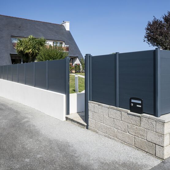  Clôture en aluminium pleine pour se protéger du vis a vis | BRIZ-ANAE - Clôture métallique