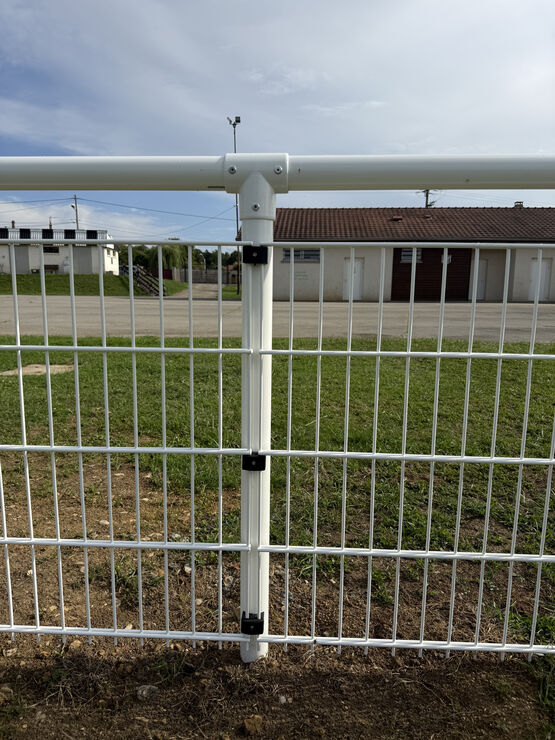  Clôture sportive I Main courante avec panneaux en applique - EUROFENCE