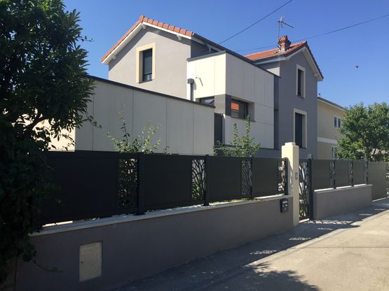 Clôtures contemporaines pour la protection des accès des maisons | CLOTURE CONTEMPORAINES - produit présenté par GIFETAL ALUMINIUM