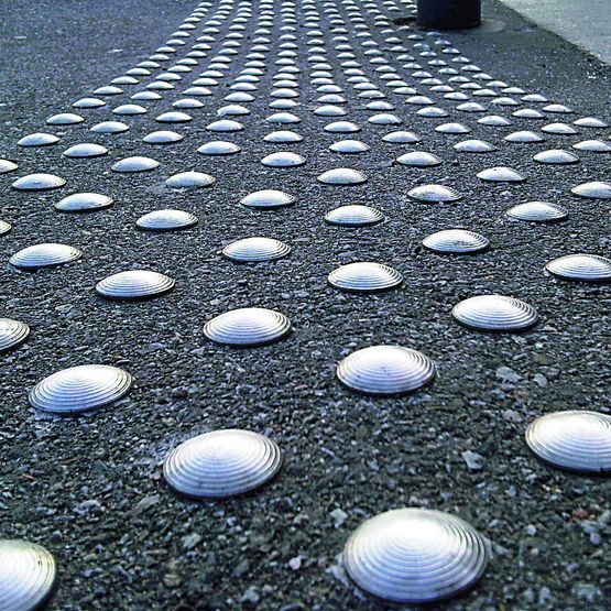 Clou podotactile pour la détection d&#039;obstacles en milieu urbain | Clou podotactile