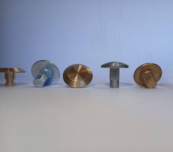 Clous podotactiles en inox, laiton ou polymère pour signalisation au sol destinée à avertir les personnes malvoyantes des zones à risque.