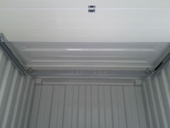  Conteneur de stockage pour garage avec porte sectionnelle | EUROPBOX  - Bâtiments préfabriqués pour le stockage