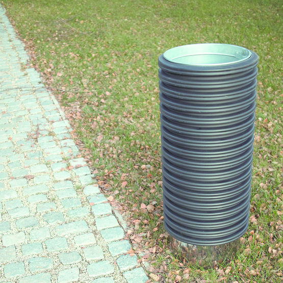 Corbeille cylindrique en polyéthylène noir pour tout type de terrain | Cylindre