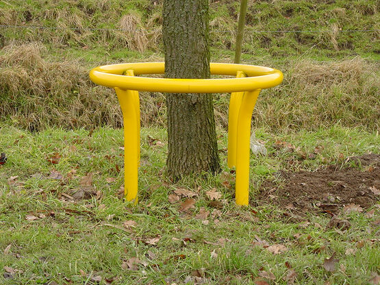 Corset ou étrier pour protection d'arbre et de mât