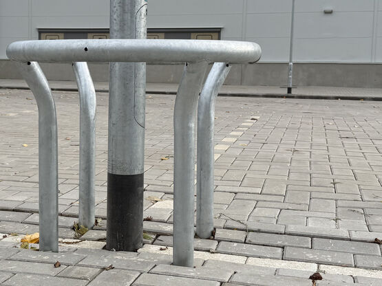  Corset ou étrier pour protection d'arbre et de mât - Grille d'arbre