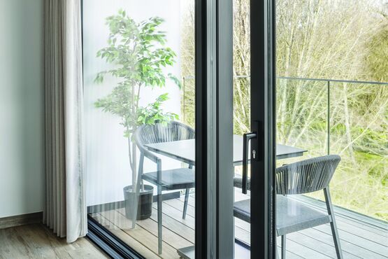 Coulissant modulaire à levage avec montant central de 36 mm | Esbeltal - produit présenté par TECHNAL