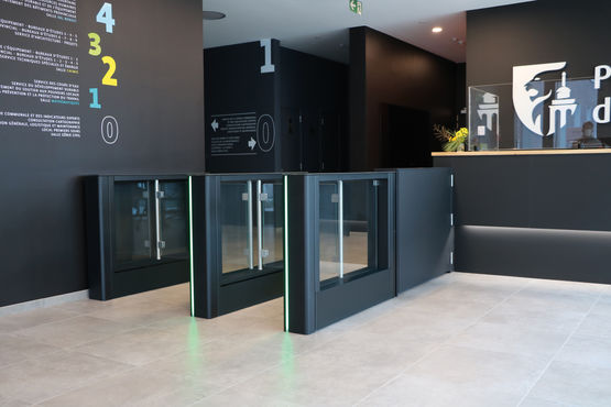  Couloir de passage sécurisé rapide | FIRSTLANE - Porte d'entrée automatique (tambour, coulissante, etc.)