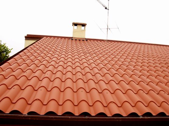 Couverture en tôle métallique emboutie aspect tuile véritable | Gamme IsoCoppo - Panneaux aspect tuiles ou ardoises