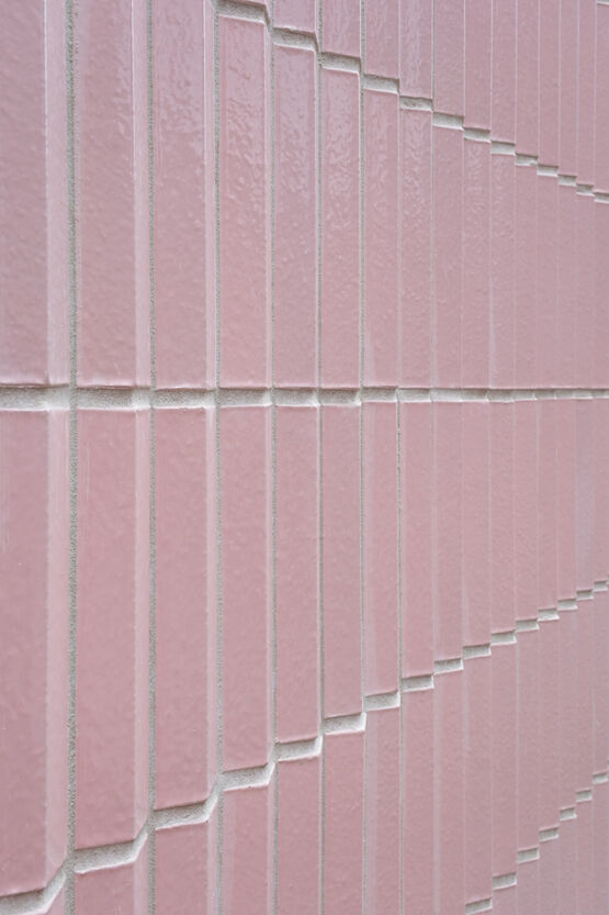  Création de carrelage mural de façade en terre cuite émaillée pour projets sur mesure | Sur-Mesure - RAIRIES MONTRIEUX