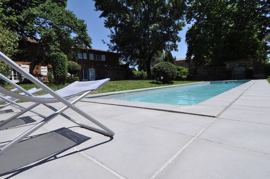 Dallage contemporain pour aménagement de terrasse et plage de piscine | Sedna  - produit présenté par PIVIDAL