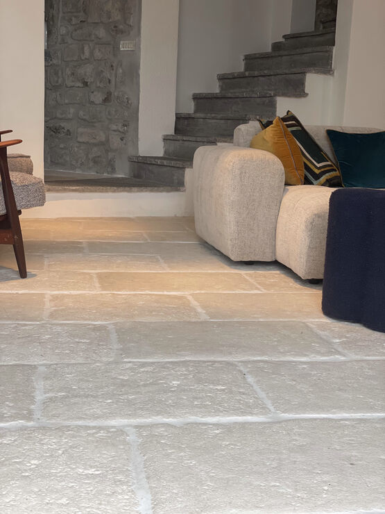  Dallage intérieur en béton, modèles aspect pierre vieillie et patinée  - Carrelages en pierre naturelle ou reconstituée