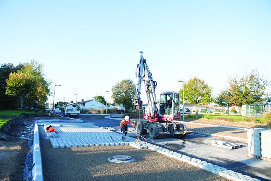  Dalle alvéolaire en béton pour engazonnement et drainage de voirie | Claustrapark - EDYCEM PPL (HERIGE)