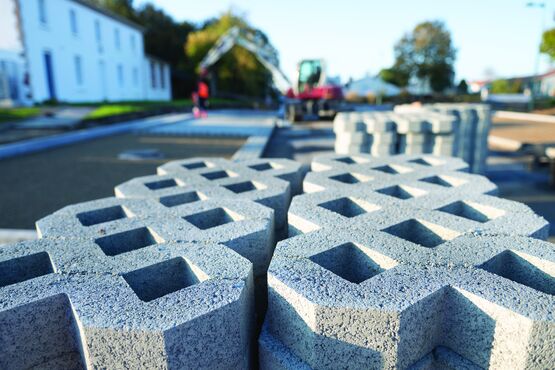  Dalle alvéolaire en béton pour engazonnement et drainage de voirie | Claustrapark - Panneaux ou blocs alvéolaires