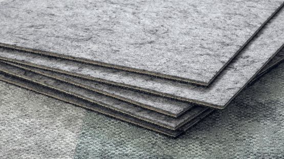 Dalle de moquette textile 100 % recyclable aspect texturé brut | DESSO GREZZO - produit présenté par TARKETT FRANCE