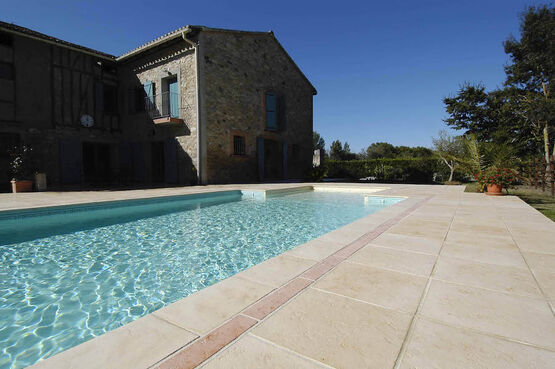 Dalle en pierre reconstituée pour espaces extérieurs | Gamme Intemporelle - produit présenté par PIVIDAL