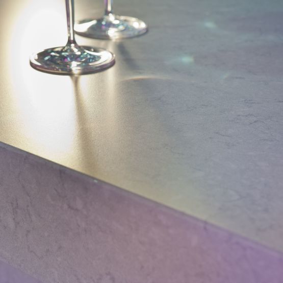  Dalle pour plan de travail cuisine ou salle de bains en quartz naturel | Silestone Suede - COSENTINO SA