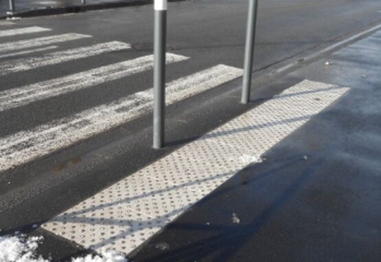 Dalles podotactiles d'éveil à la vigilance en béton polymère | Dalles podotactiles SEMCO - produit présenté par SEMCO