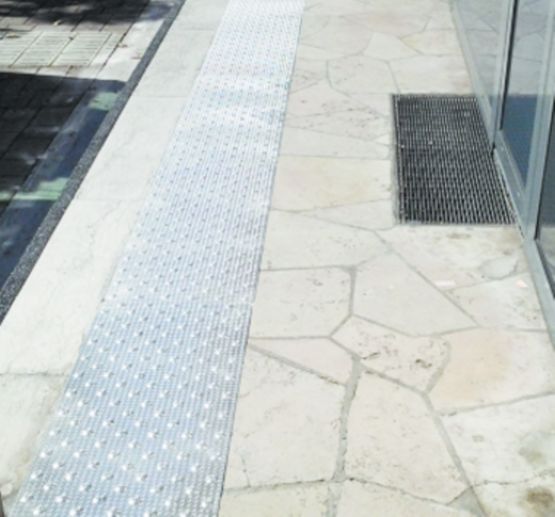  Dalles podotactiles en aluminium larmé | Dalum - ROMUS