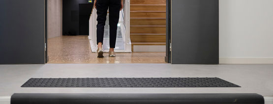 Dalles podotactiles | Podoalerte - produit présenté par MARCAL SIGNALÉTIQUE