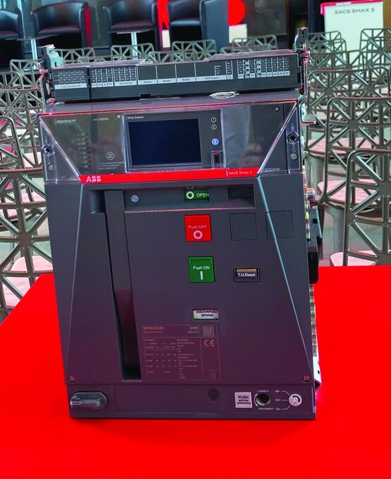 Disjoncteur ouvert avec capteurs et analyse prédictive sur infrastructure critique | Emax 3 - produit présenté par ABB FRANCE