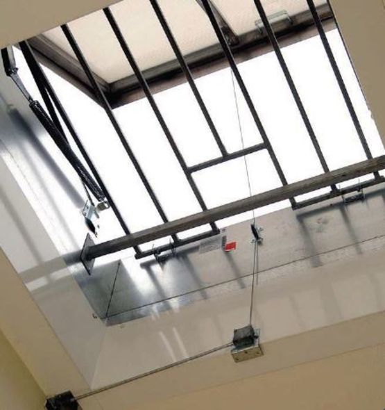   Dispositif d’évacuation des fumées pour cages d’escalier | Pyrotop - Exutoires et accès toiture