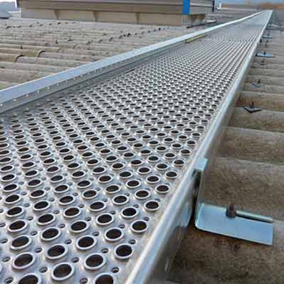 Dispositif haute sécurité de circulation sur toitures fragiles | Couvrazed - produit présenté par MEISER