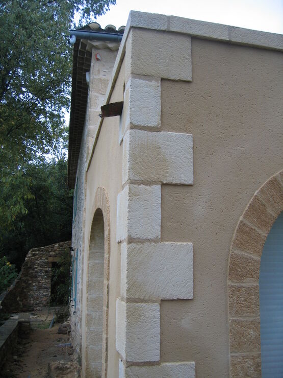 Habillage en chaîne d&#039;angle en béton aspect pierre