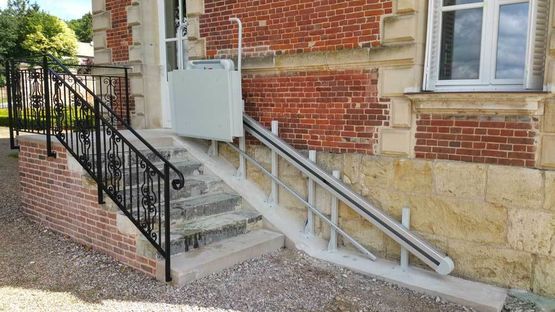  Elévateur monte-escaliers à plateforme pour personnes à mobilité réduite | BCSP  - Elévateurs PMR à entraînement électrique