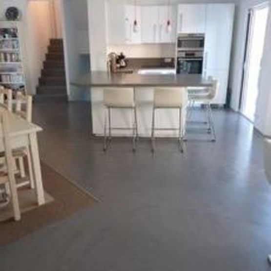  Enduit décoratif pour sols et murs aspect béton ciré | UNIKOFLOOR® SP - DMRCONCEPT - ATELIER DES MATIÈRES