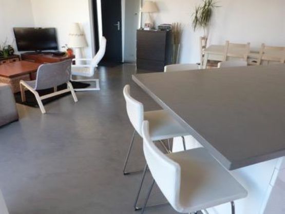  Enduit décoratif pour sols et murs aspect béton ciré | UNIKOFLOOR® SP - Sol en béton ciré