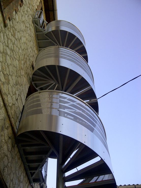 Escalier design hélicoïdal de sécurité  | Escalier Voilalu - produit présenté par GANTOIS INDUSTRIES