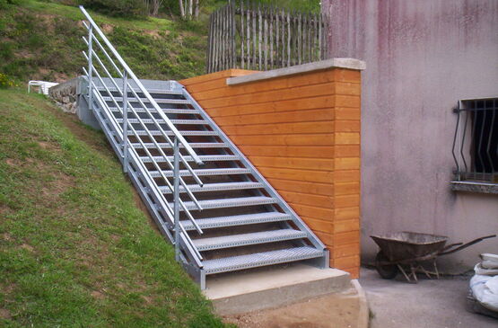  Escalier droit à géométrie variable - marches petits picôts - BOMBRUN