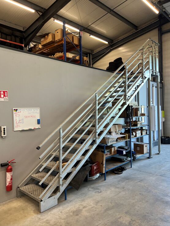  Escalier droit à géométrie variable - marches petits picôts - Escalier en métal