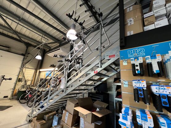 Escalier droit à géométrie variable - marches petits picôts - produit présenté par BOMBRUN