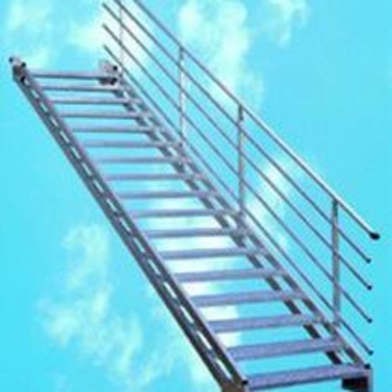  Escalier droit industriel à géométrie variable - marches petits picôts | Escalier industriel petit picot - BOMBRUN