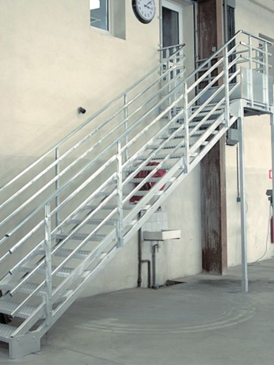 Escalier droit industriel à géométrie variable - marches petits picôts | Escalier industriel petit picot
