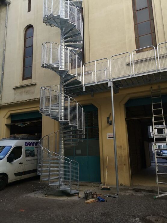 Escalier hélicoïdal en acier conforme pour des issues de secours - produit présenté par BOMBRUN