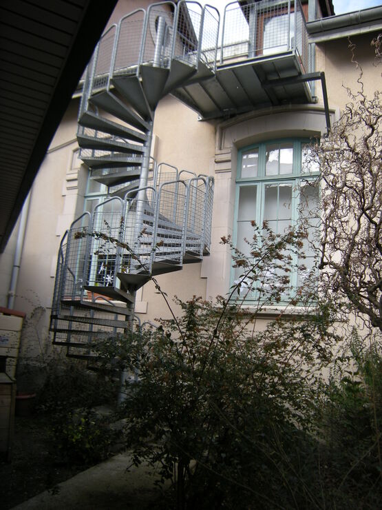 Escalier hélicoïdal en acier pour bâtiment industriel ou destiné à un usage privé - BOMBRUN