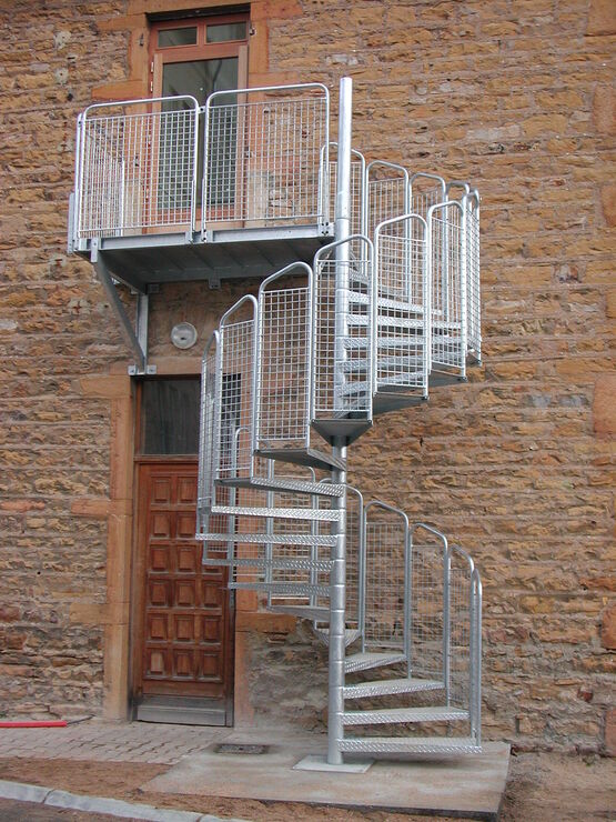  Escalier hélicoïdal en acier pour bâtiment industriel ou destiné à un usage privé - Escalier en métal